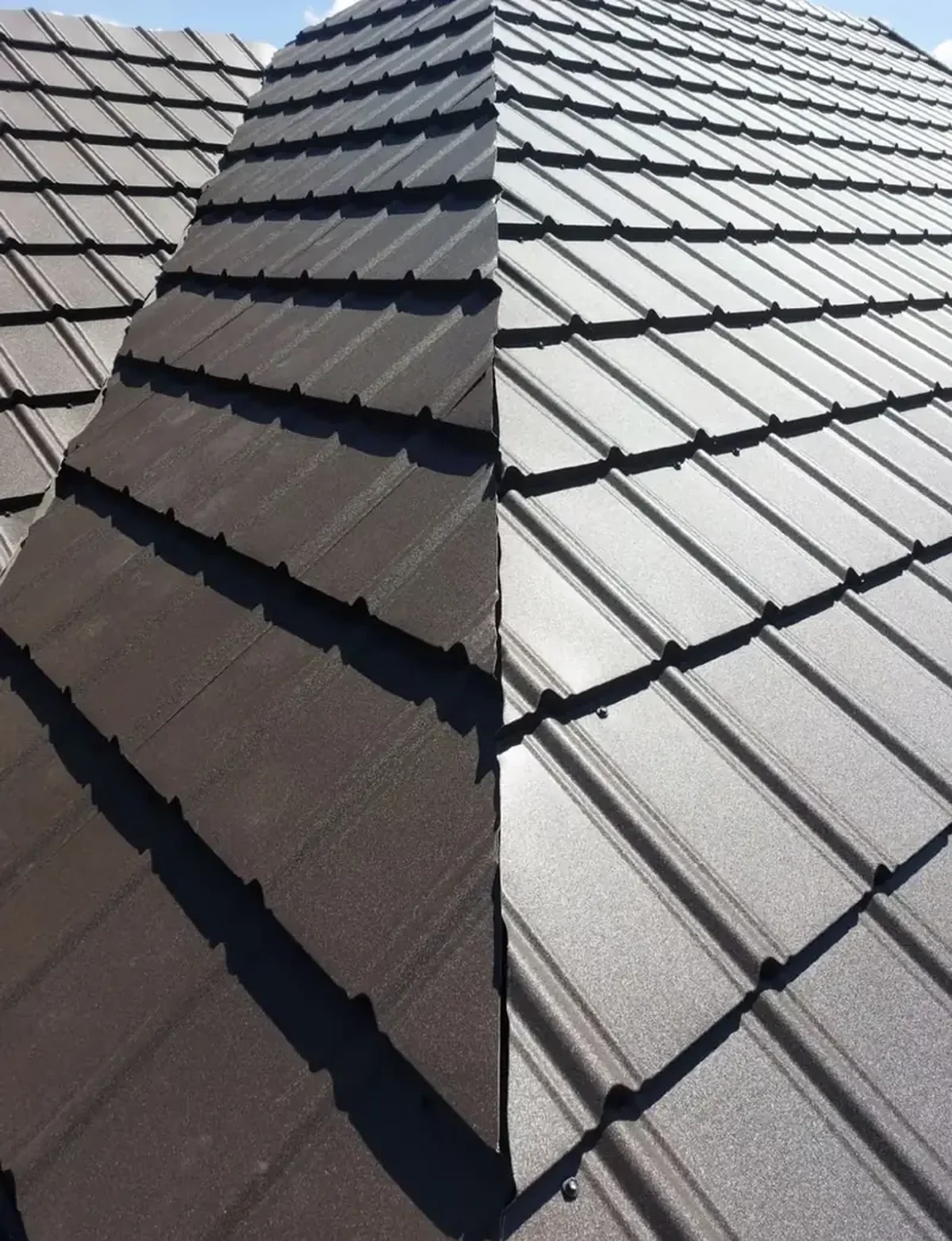 Două învelitori alăturate pe același versant: țiglă metalică mată și profil lucios — comparație de material.