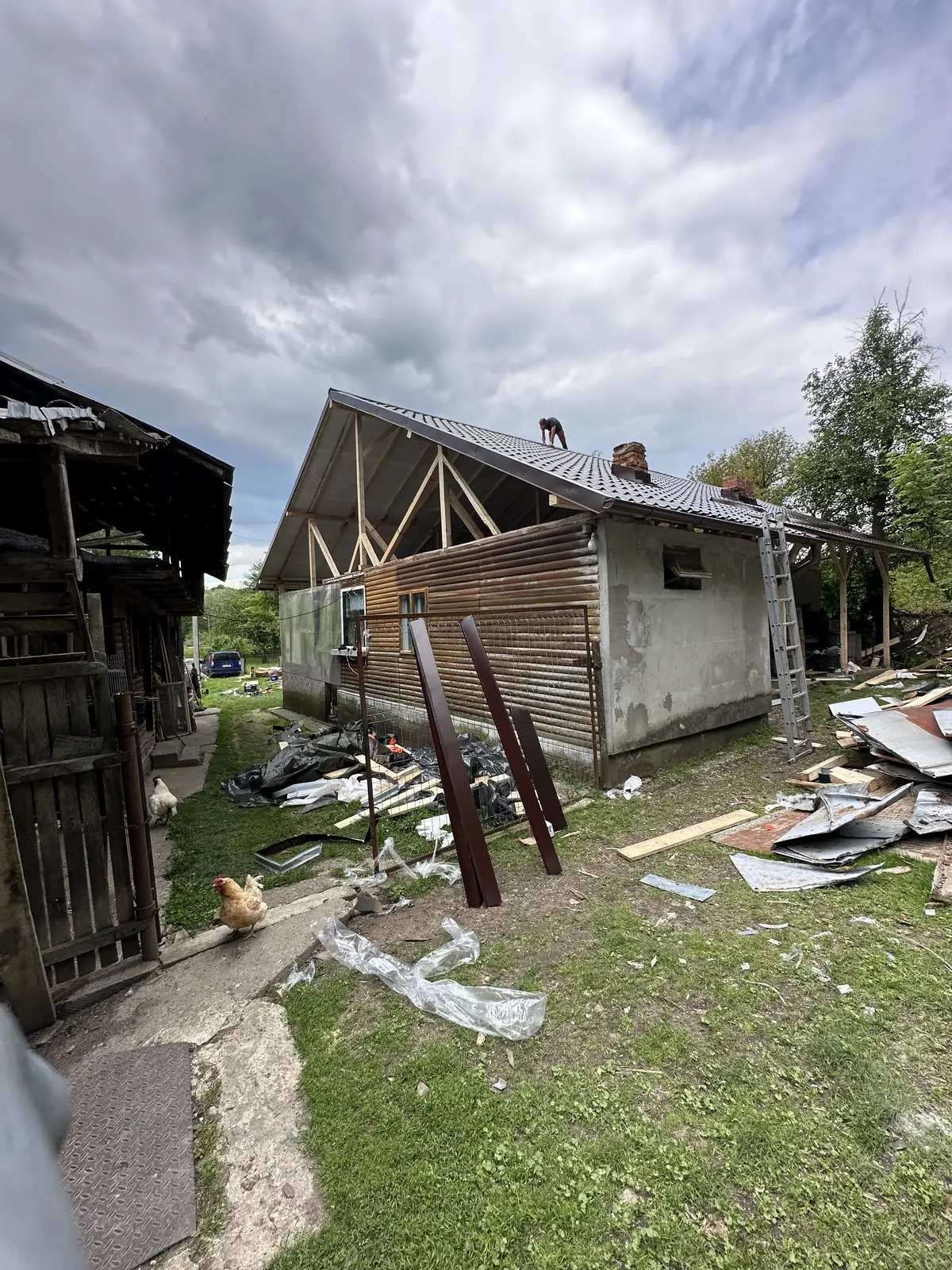 Casă veche decopertată, pregătită pentru acoperiș nou
