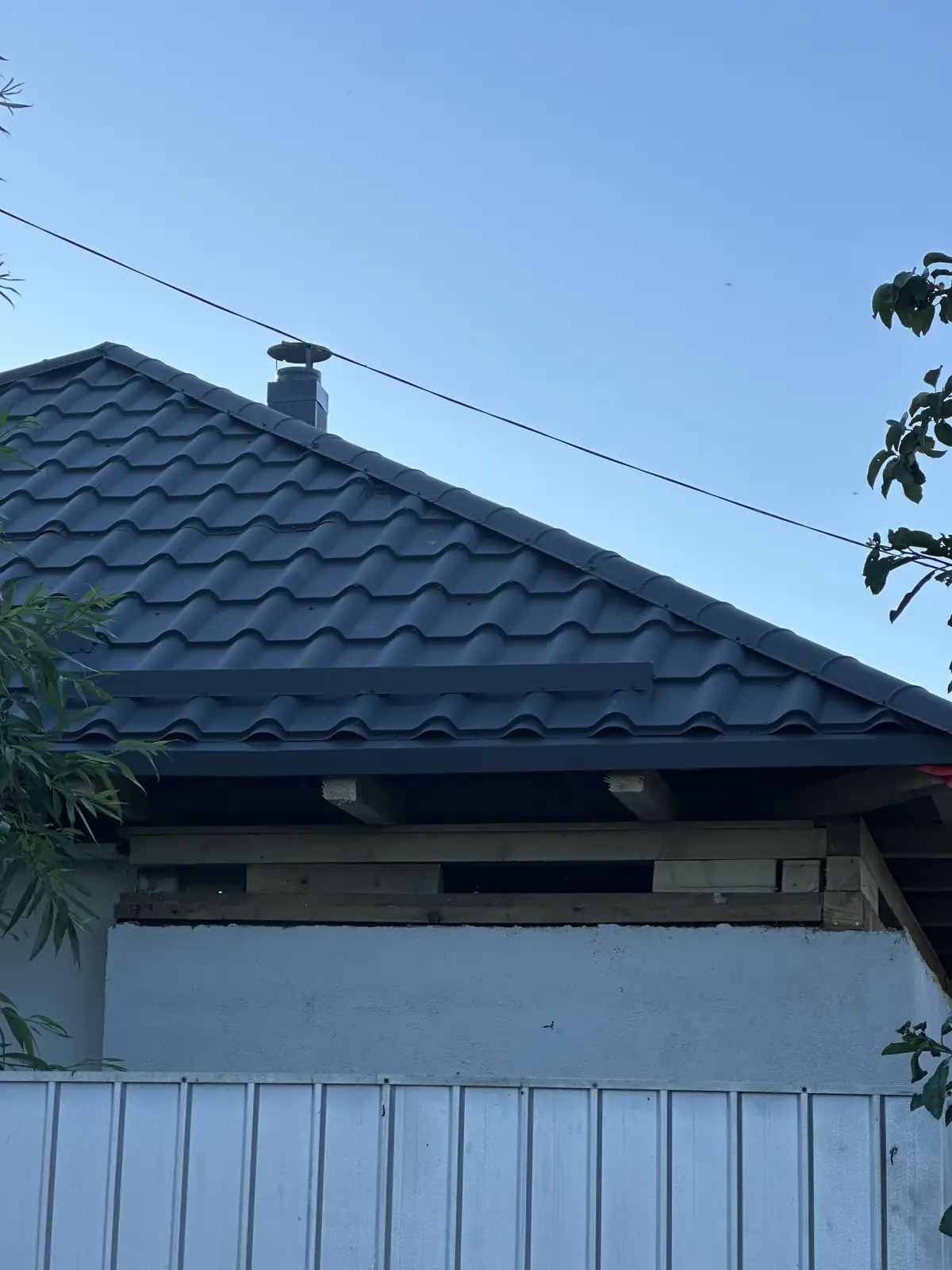 Coș de fum și învelitoare gri, după montaj