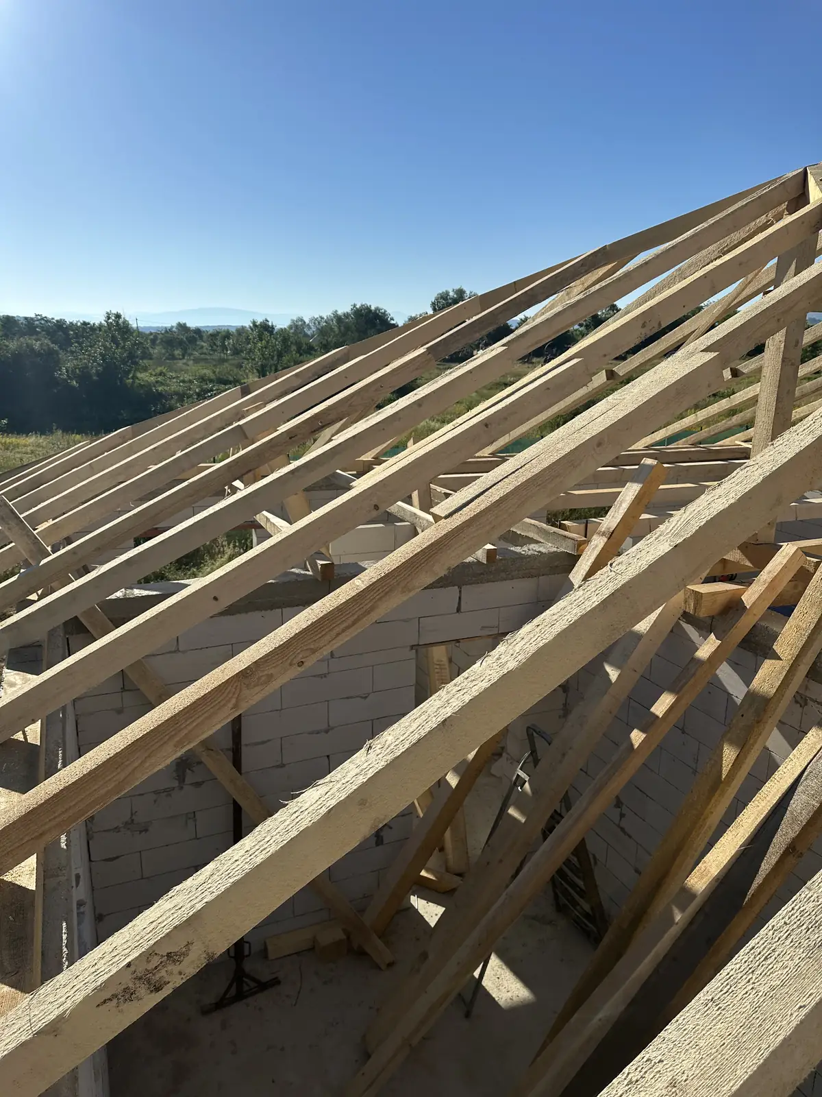 Structura de lemn a șarpantei, văzută din interior