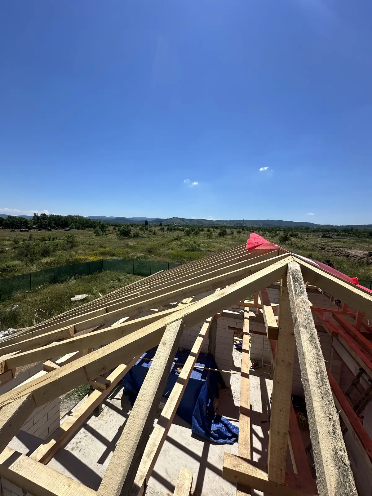 Structura în patru ape văzută de sus, cu folie roșie la un colț al muchiei