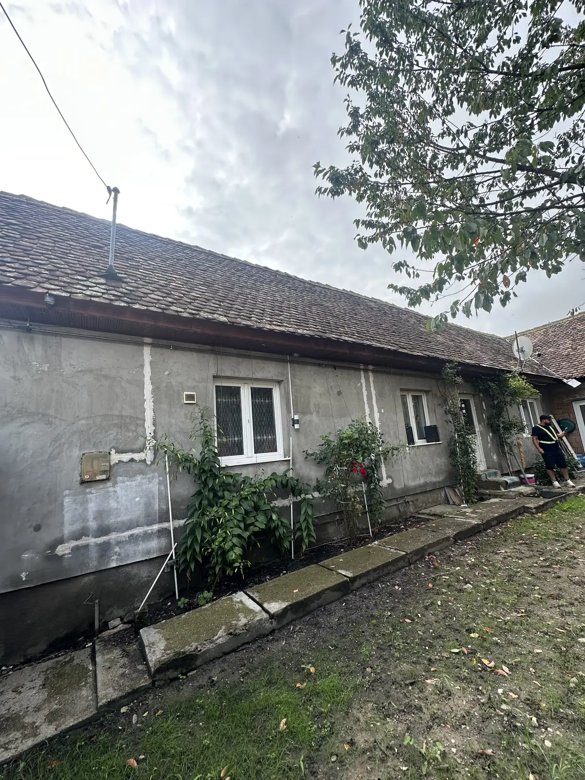 Casă veche cu acoperișul degradat și streașina lăsată, înainte de intervenție.